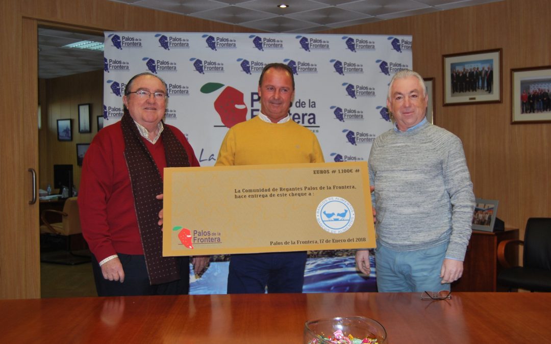 La Comunidad de Regantes de Palos entrega un cheque de 1.100 euros al Banco de Alimentos de Huelva