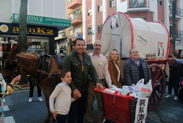 La II Carreta Solidaria recoge 3.000 kilos de alimentos y la generosidad de miles de onubenses