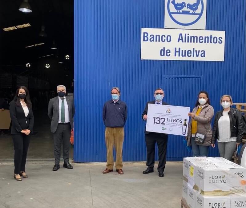 Los empleados del Grupo de Empresas de El Corte Inglés en Huelva donan 132 litros de aceite al Banco de Alimentos